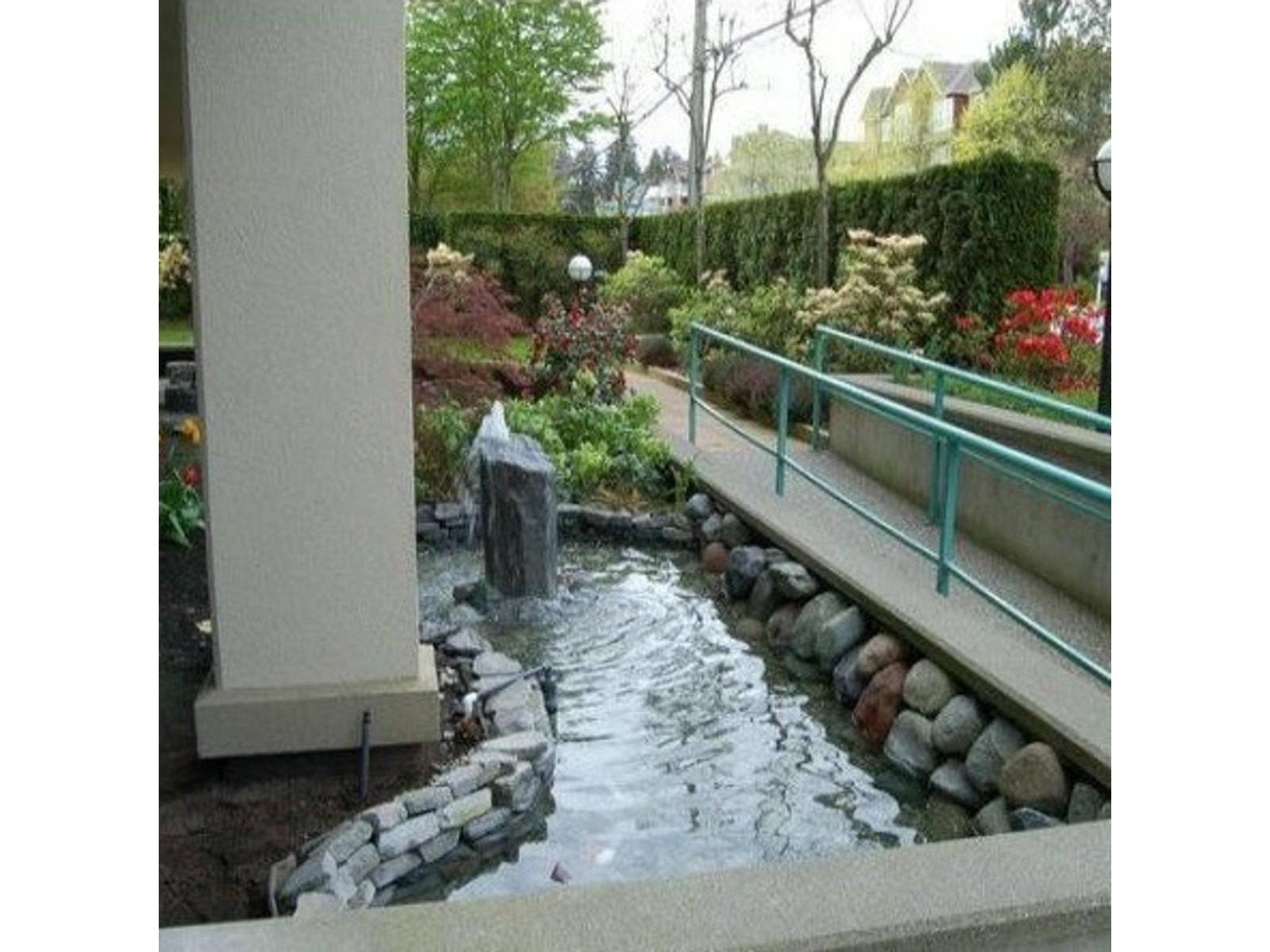 Listing Picture 2 of 33 : 401 15466 NORTH BLUFF ROAD, White Rock - 魯藝地產 Yvonne Lu Group - MLS Medallion Club Member