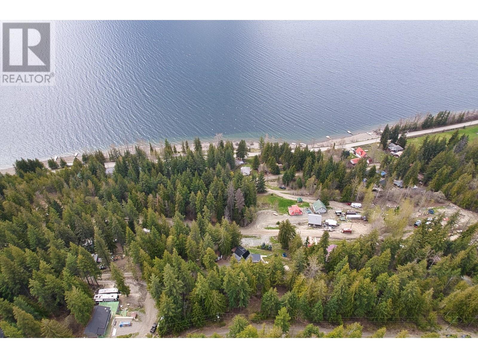 7566 Lonneke Trail, Anglemont, British Columbia  V0E 1A0 - Photo 9 - 10310704