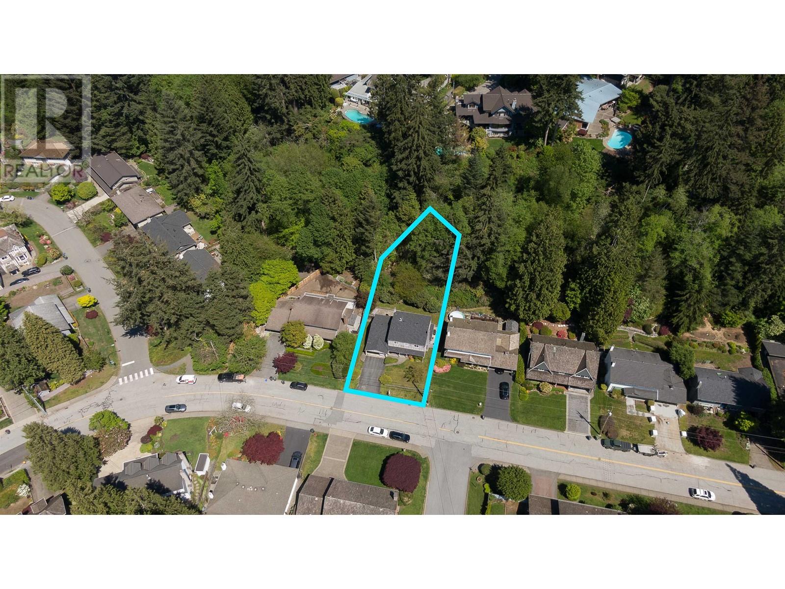 4062 Ruby Avenue, North Vancouver, British Columbia  V7R 4B2 - Photo 3 - R2864009