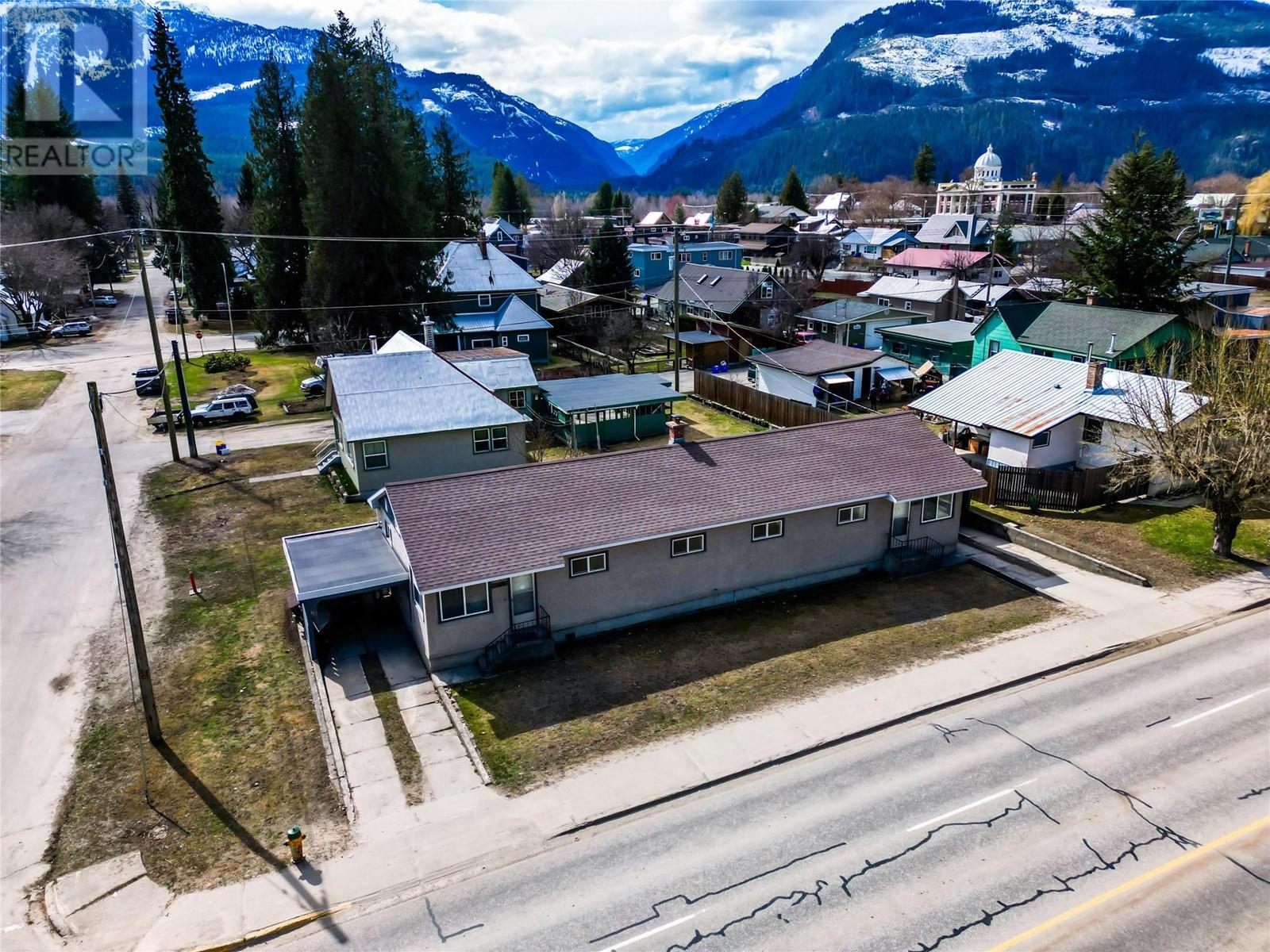905 Victoria Road, Revelstoke, British Columbia  V0E 2S0 - Photo 5 - 10309273