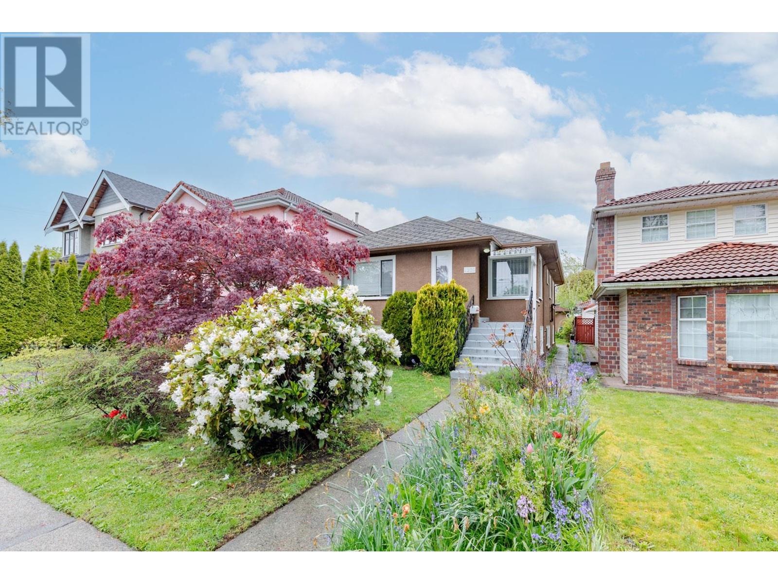 Listing Picture 2 of 37 : 1239 W 64TH AVENUE, Vancouver / 溫哥華 - 魯藝地產 Yvonne Lu Group - MLS Medallion Club Member