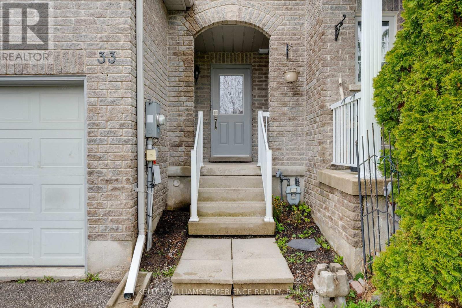 33 Arch Brown Crt, Barrie, Ontario  L4M 0C6 - Photo 2 - S8274726