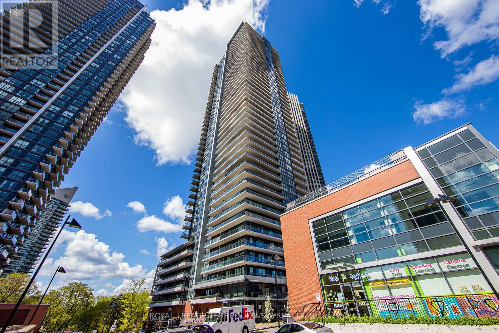 <h3>$2,600<small> Monthly</small></h3><p>#1208 -10 Parklawn Rd, Toronto, Ontario</p>