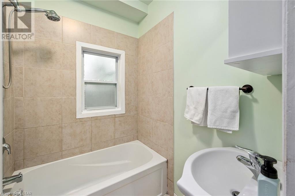 1 ERIE Avenue, London, 4 Bedrooms Bedrooms, ,2 BathroomsBathrooms,Multi-family,For Sale,ERIE,40575560