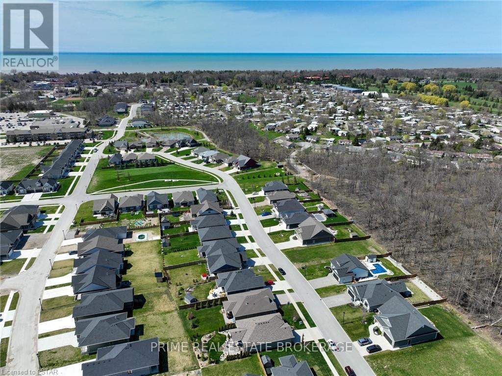 66 Deerfield Rd, Lambton Shores, Ontario  N0M 1T0 - Photo 11 - X8282960