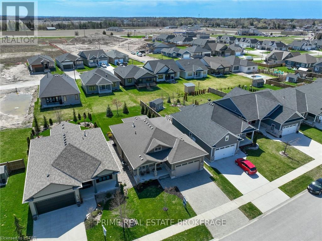 66 Deerfield Rd, Lambton Shores, Ontario  N0M 1T0 - Photo 4 - X8282960