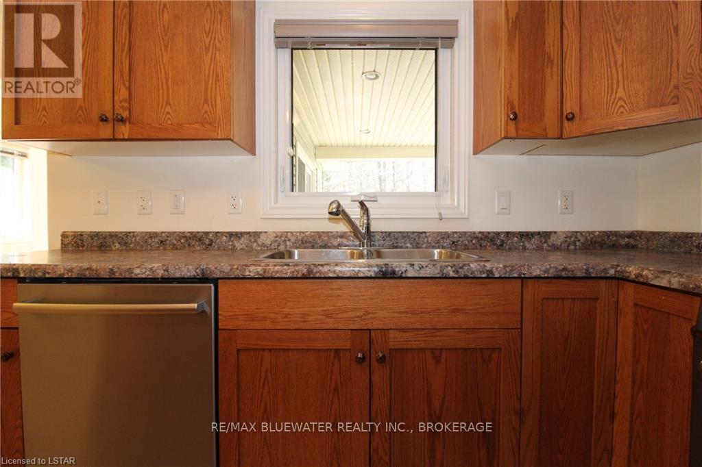 8612 Goosemarsh Line, Lambton Shores, Ontario  N0M 1T0 - Photo 17 - X8284120