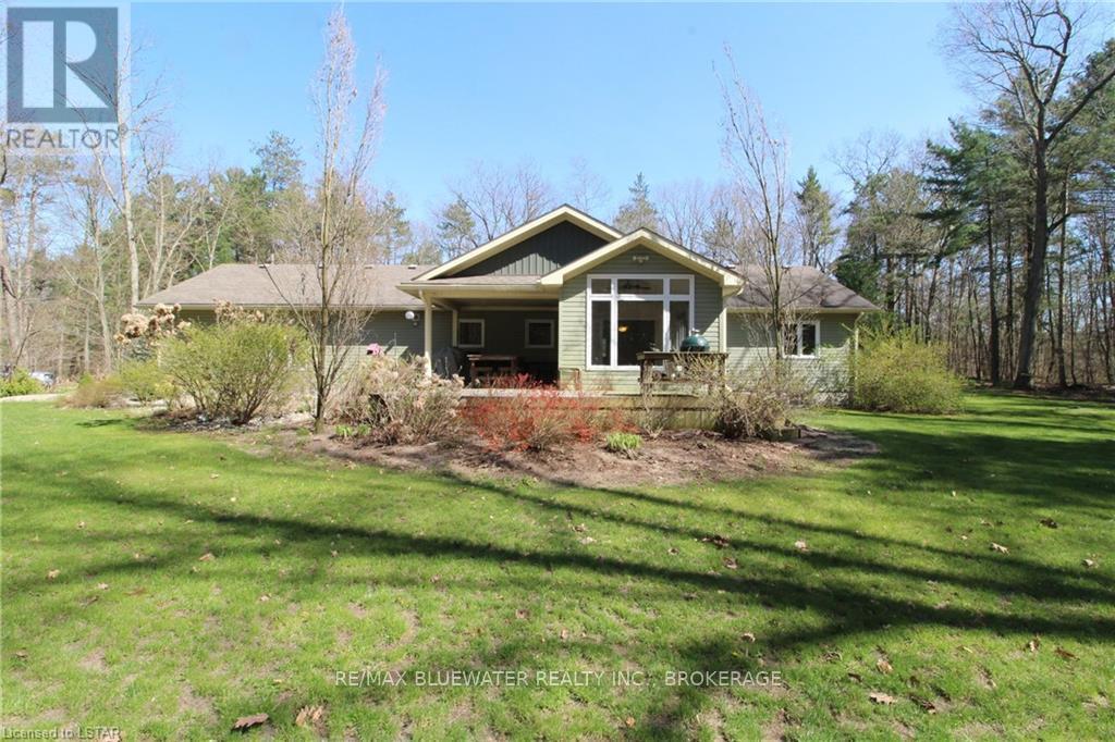 8612 Goosemarsh Line, Lambton Shores, Ontario  N0M 1T0 - Photo 6 - X8284120