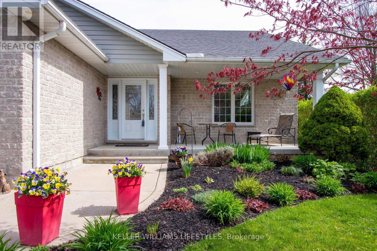 74 Green Acres Cres N, Lambton Shores, Ontario  N0M 1T0 - Photo 5 - X8292970