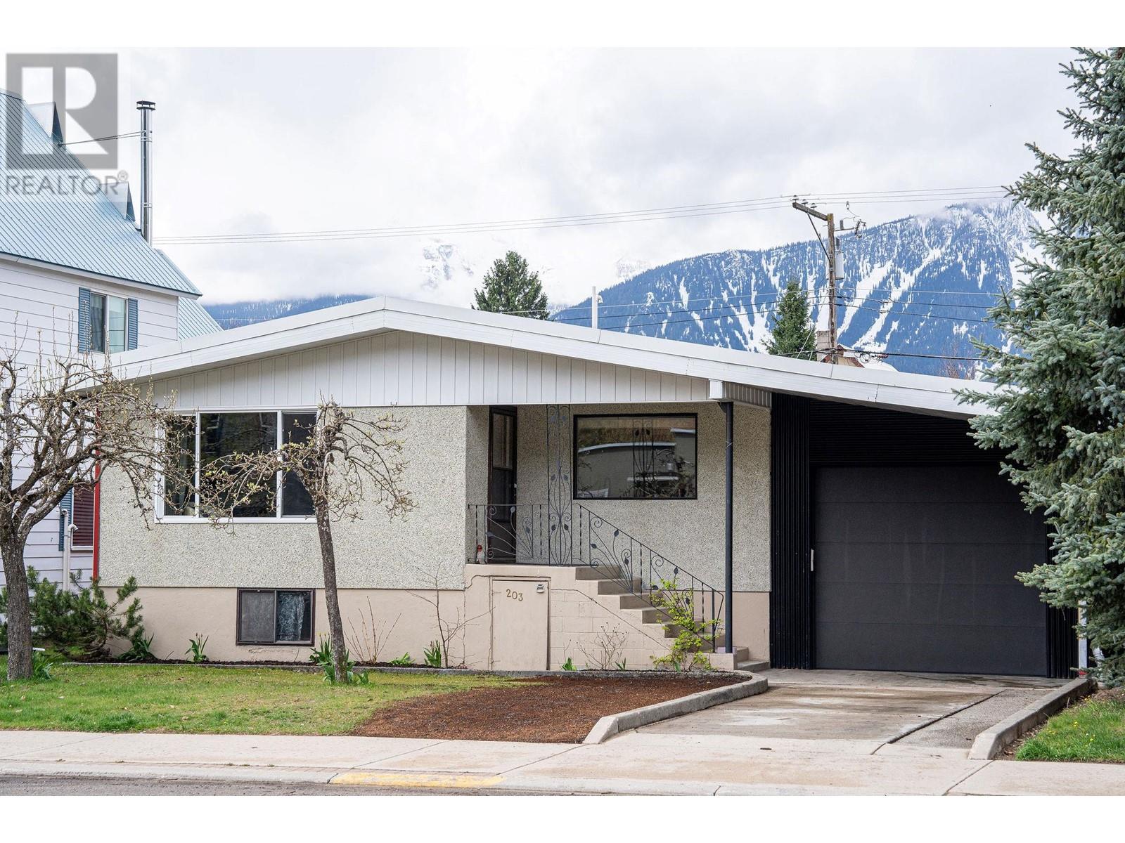 203 Second Street E, Revelstoke, British Columbia  V0E 2S0 - Photo 4 - 10308815