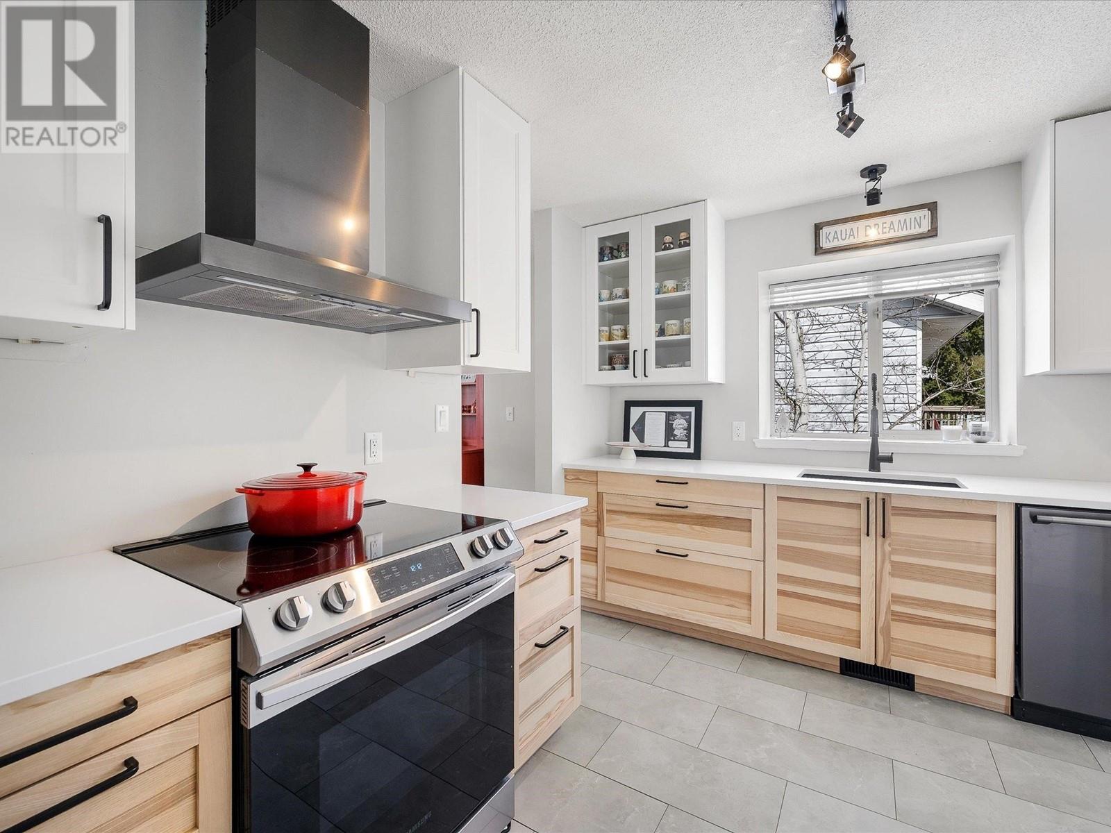 7392 Larch Street, Pemberton, British Columbia  V0N 2L0 - Photo 2 - R2878390