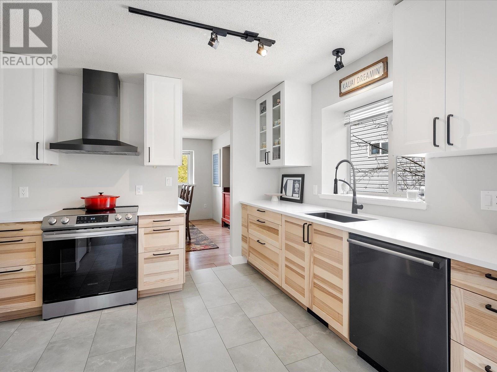 7392 Larch Street, Pemberton, British Columbia  V0N 2L0 - Photo 3 - R2878390