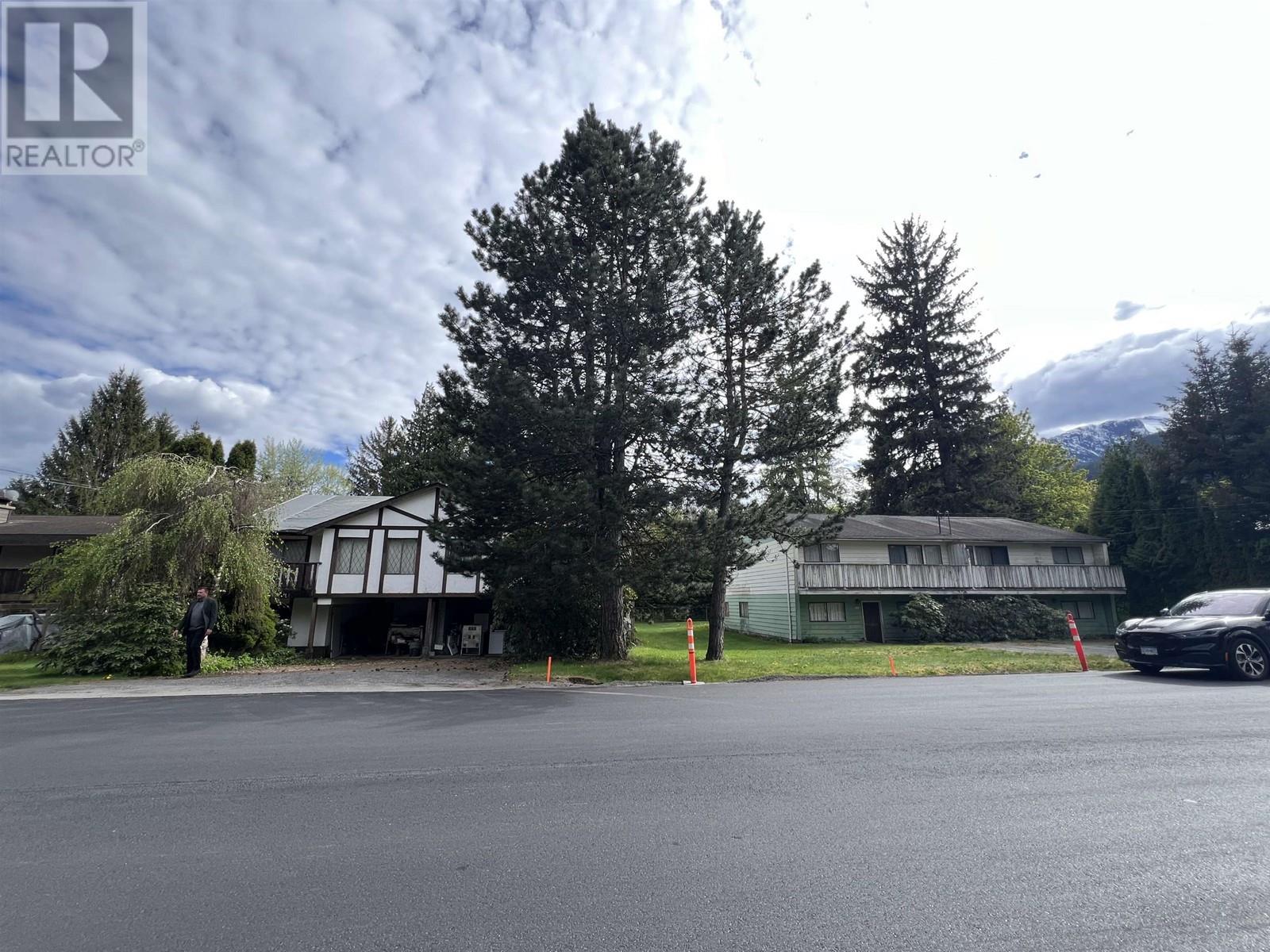 1352-54 Judd Road, Squamish, British Columbia  V0N 1H0 - Photo 2 - R2878505