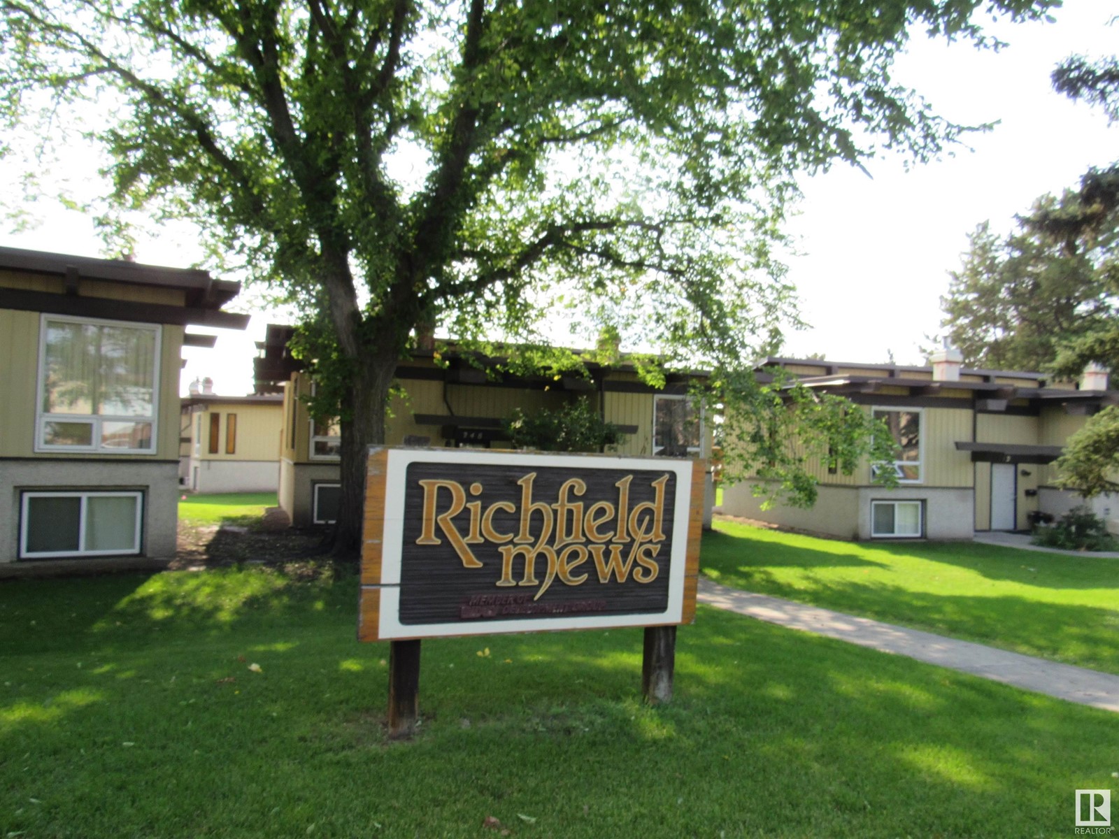 226 Richfield Rd Nw, Edmonton, Alberta  T6K 0K4 - Photo 3 - E4385630