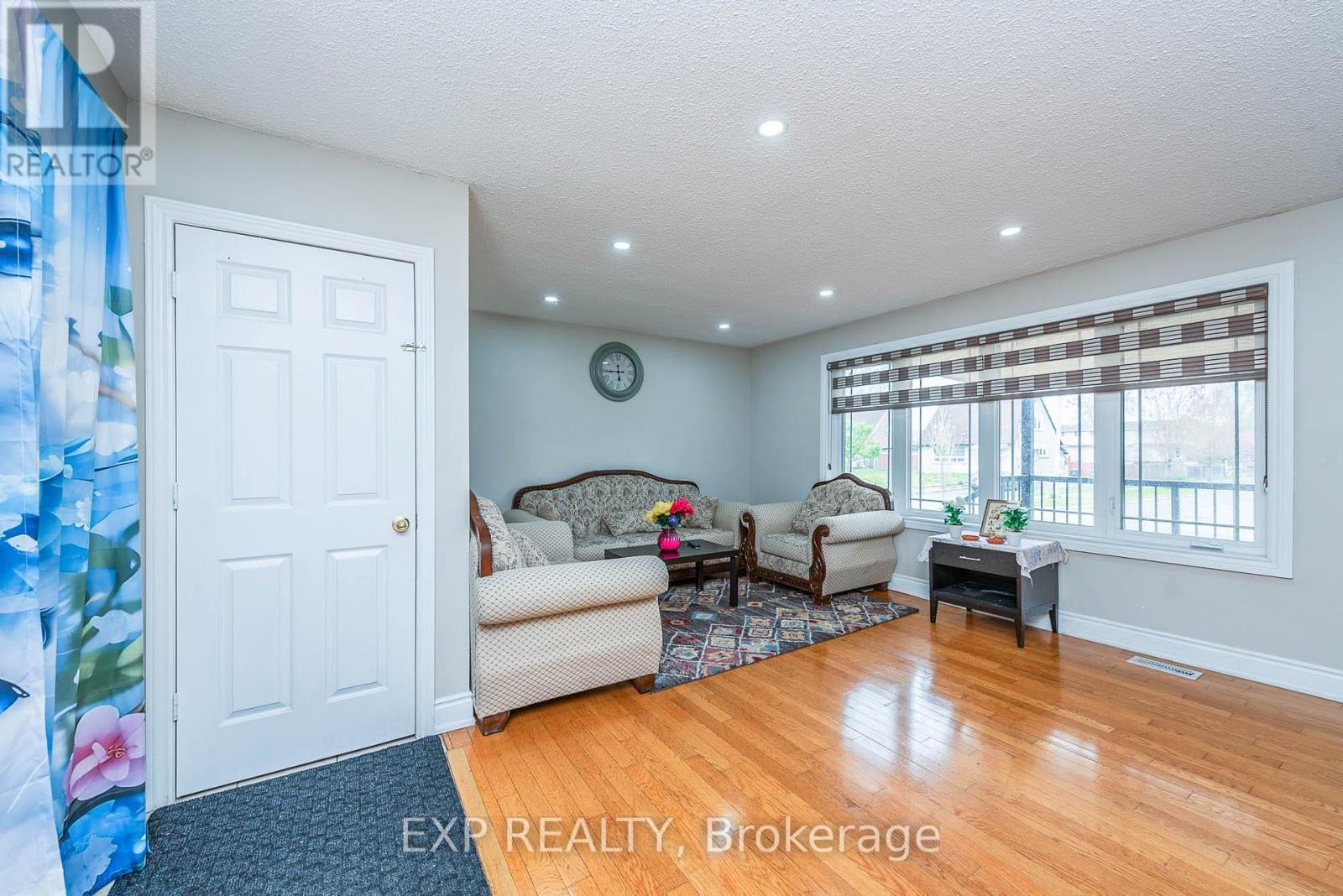 7208 Hermitage Rd, Mississauga, Ontario  L4T 2S4 - Photo 4 - W8300490