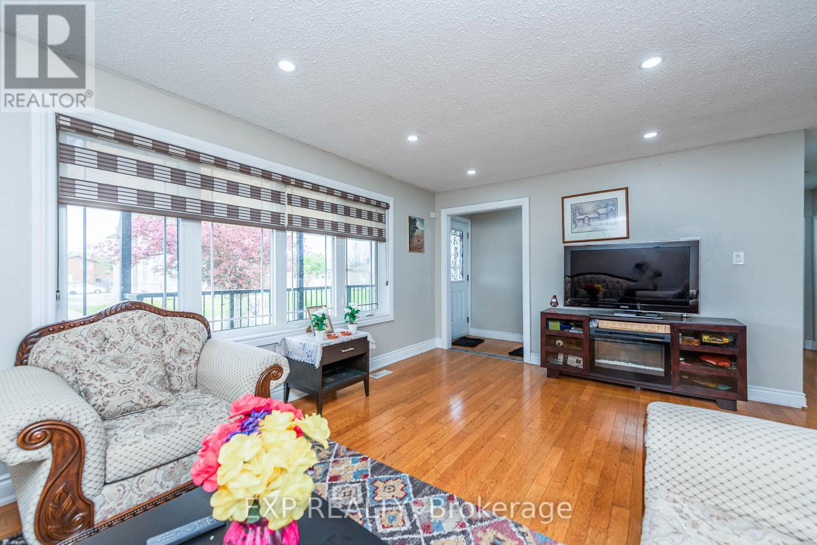 7208 Hermitage Rd, Mississauga, Ontario  L4T 2S4 - Photo 6 - W8300490