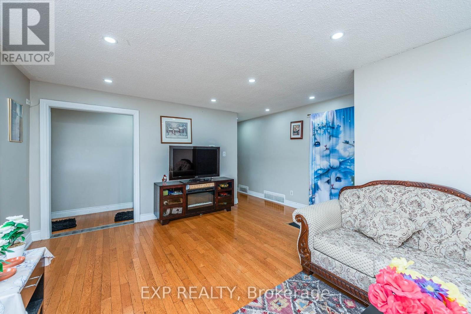 7208 Hermitage Rd, Mississauga, Ontario  L4T 2S4 - Photo 7 - W8300490