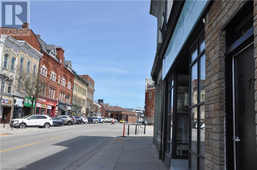 71 Wellington Street, Stratford, Ontario  N5A 2L3 - Photo 3 - 40572130