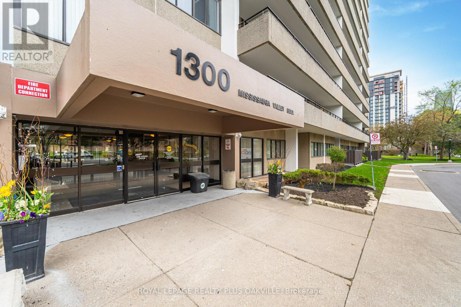 1002 - 1300 Mississauga Valley Boulevard, Mississauga, Ontario  L5A 3S8 - Photo 2 - W8310270