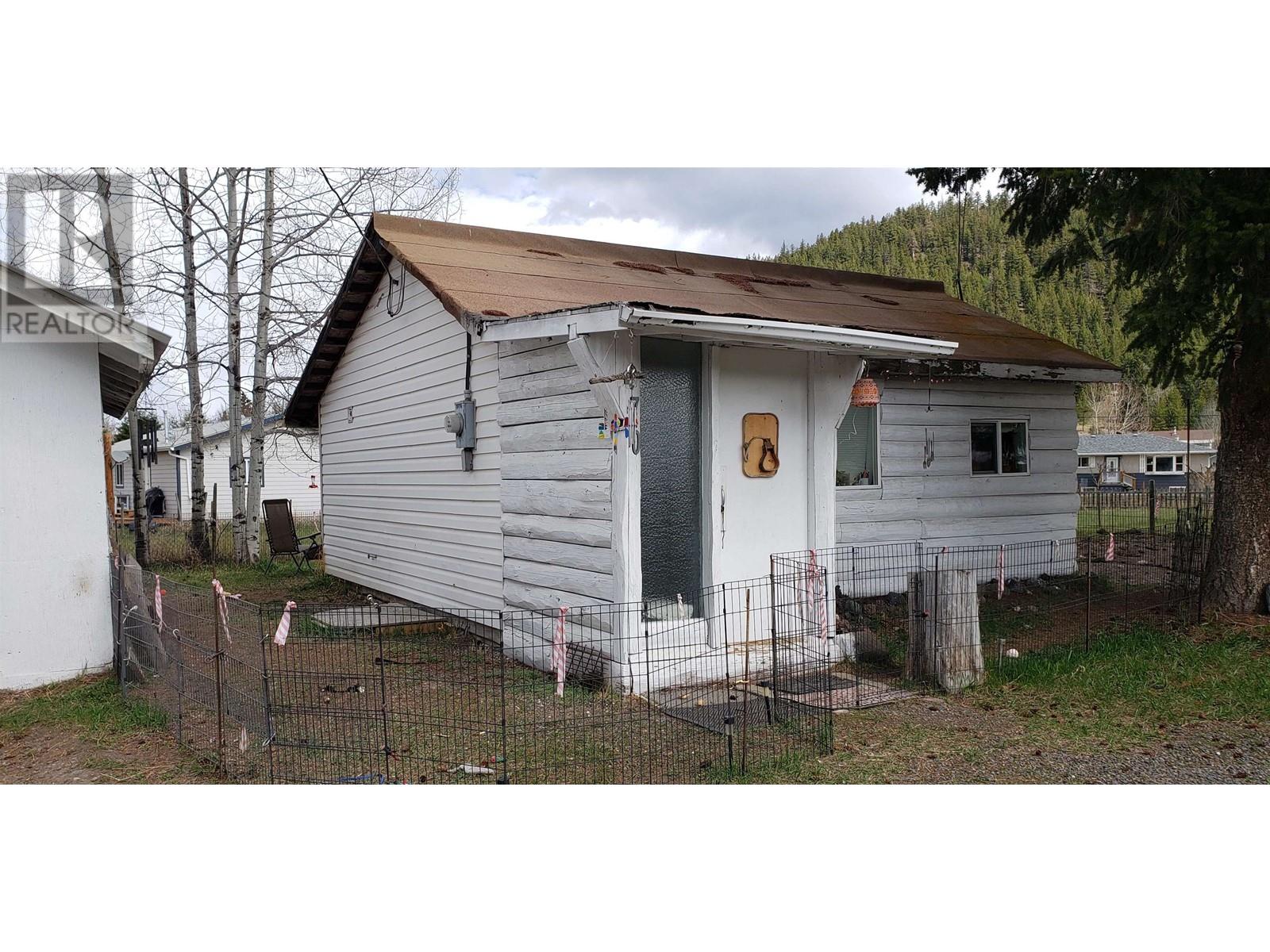 470 Horse Lake Road, 100 Mile House, British Columbia  V0K 2E1 - Photo 2 - R2879828