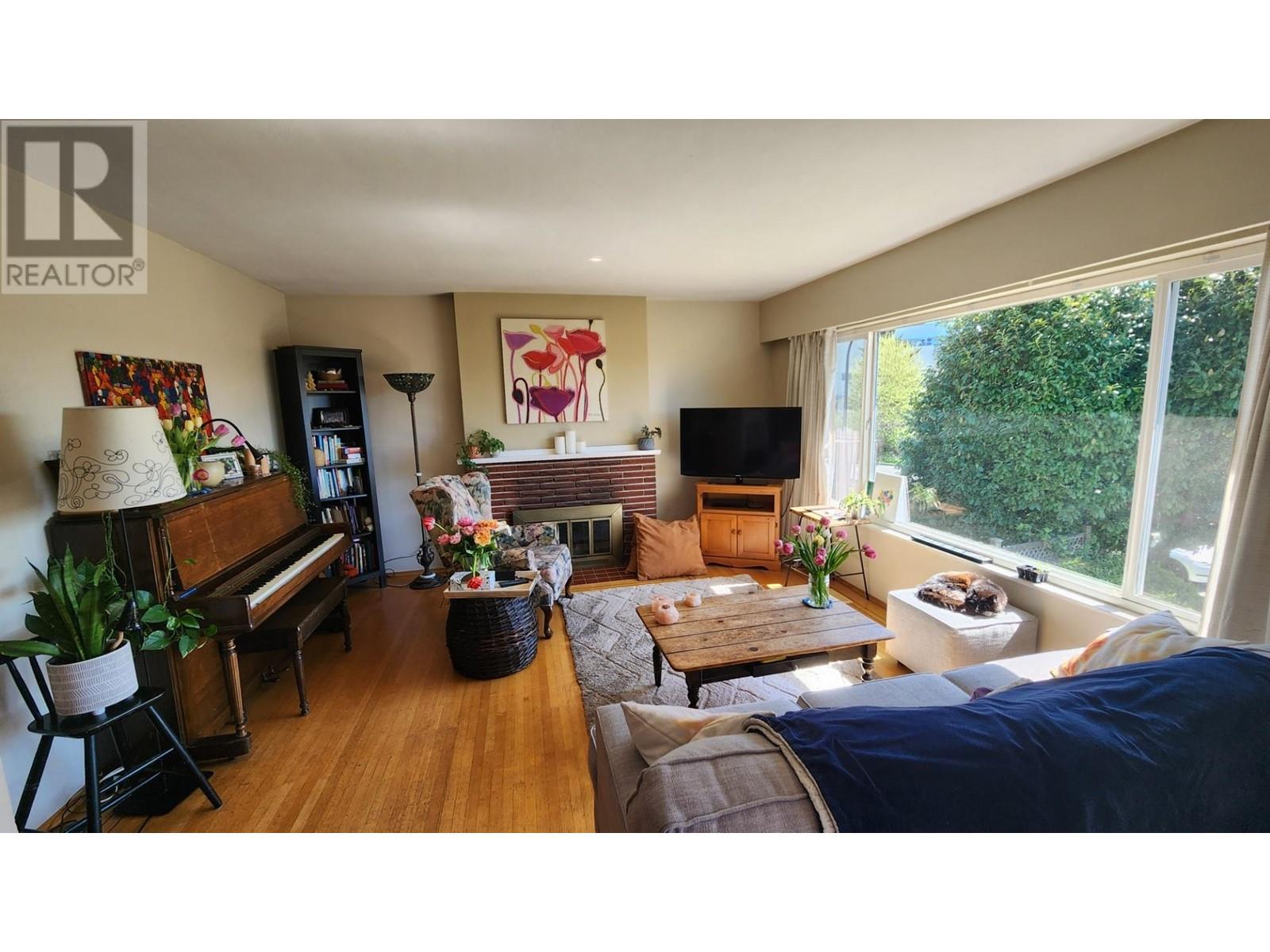 478 E 1st Street, North Vancouver, British Columbia  V7L 1B7 - Photo 4 - R2877787