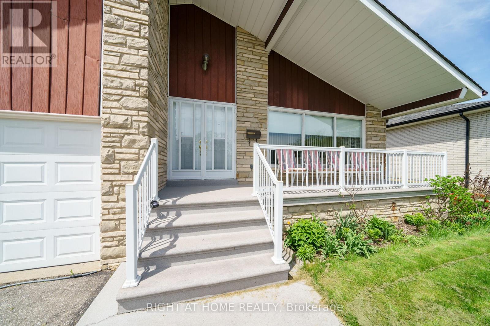 3537 Golden Orchard Road E, Mississauga, Ontario  L4Y 3H7 - Photo 2 - W8315922