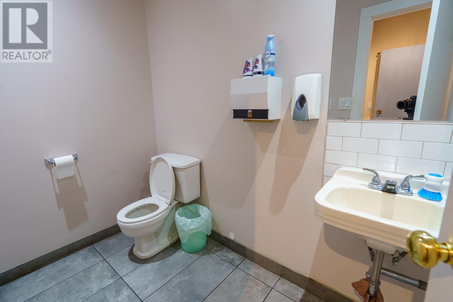 900 Gibsons Way, Gibsons, British Columbia  V0N 1V7 - Photo 15 - C8059879