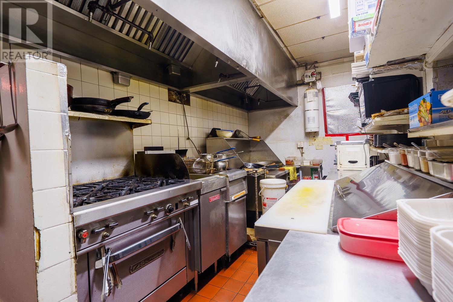 900 Gibsons Way, Gibsons, British Columbia  V0N 1V7 - Photo 9 - C8059879