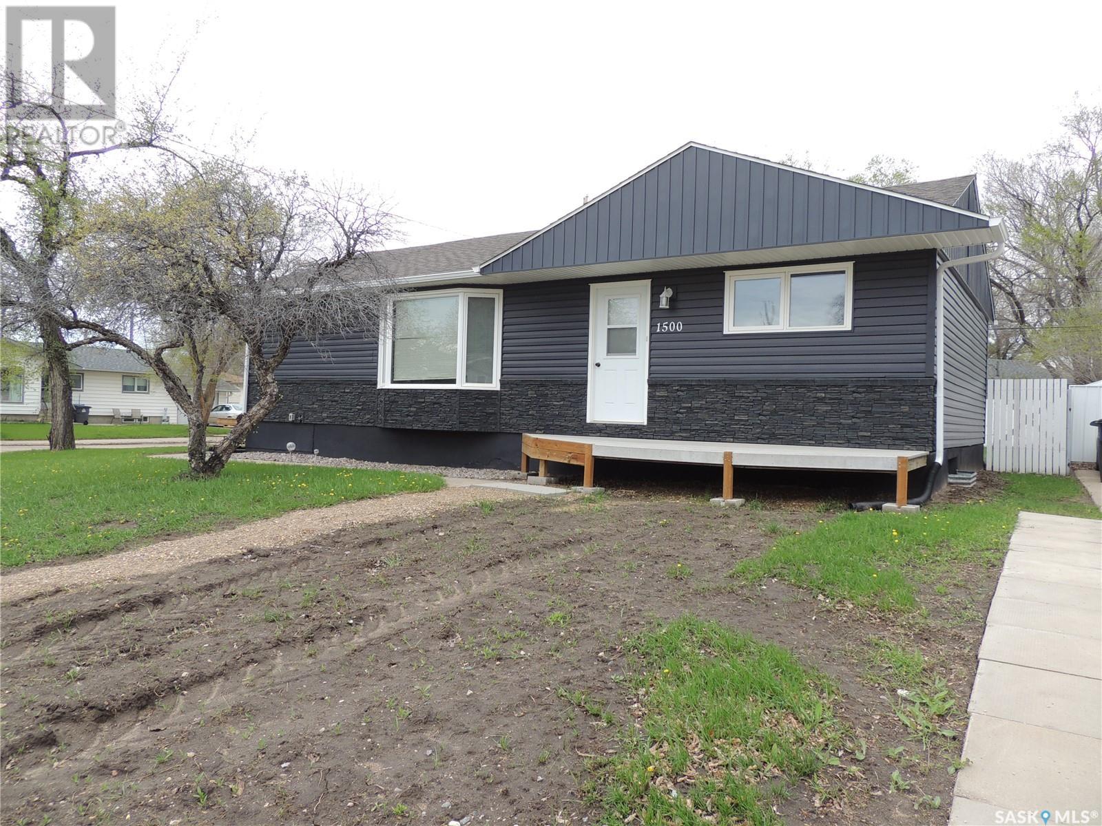 1500 Thorn Crescent, Estevan, Saskatchewan  S4A 1V6 - Photo 3 - SK968740