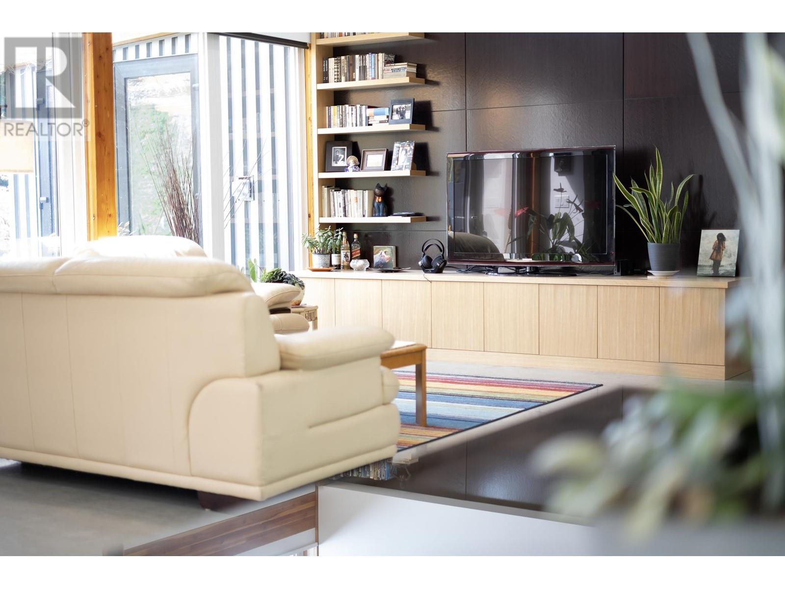 996 Reed Road, Gibsons, British Columbia  V0N 1V7 - Photo 5 - R2881440