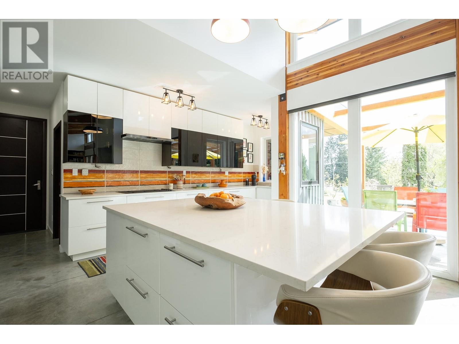 996 Reed Road, Gibsons, British Columbia  V0N 1V7 - Photo 8 - R2881440