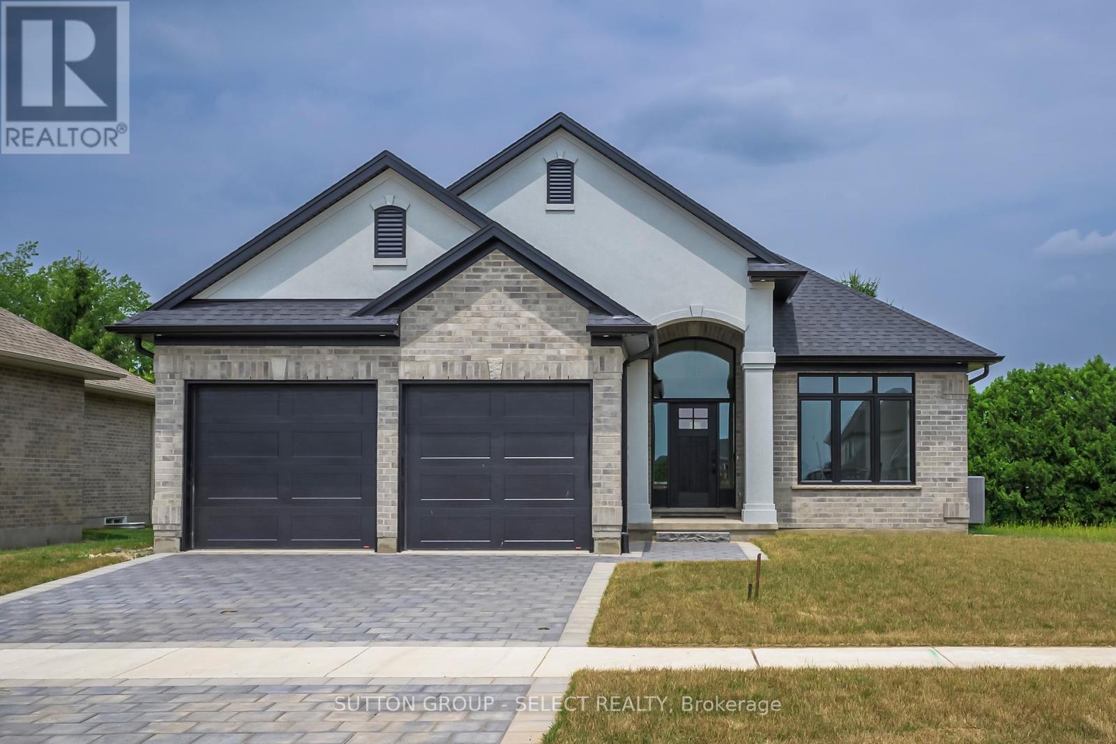 17 Spruce Crescent, North Middlesex, Ontario  N0M 2K0 - Photo 1 - X8331870