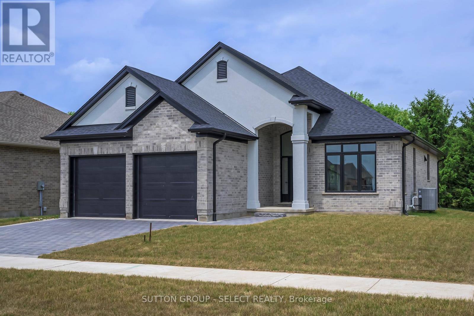 17 Spruce Crescent, North Middlesex, Ontario  N0M 2K0 - Photo 2 - X8331870