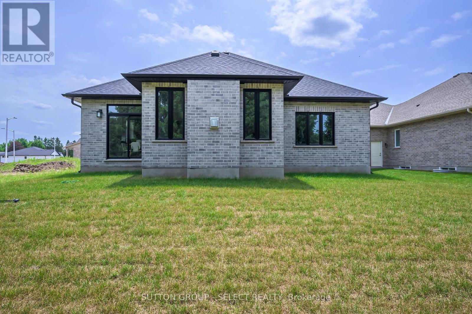 17 Spruce Crescent, North Middlesex, Ontario  N0M 2K0 - Photo 4 - X8331870