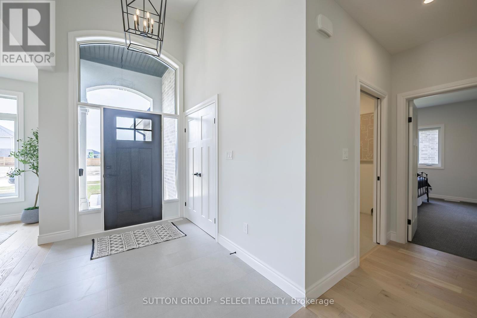 17 Spruce Crescent, North Middlesex, Ontario  N0M 2K0 - Photo 6 - X8331870