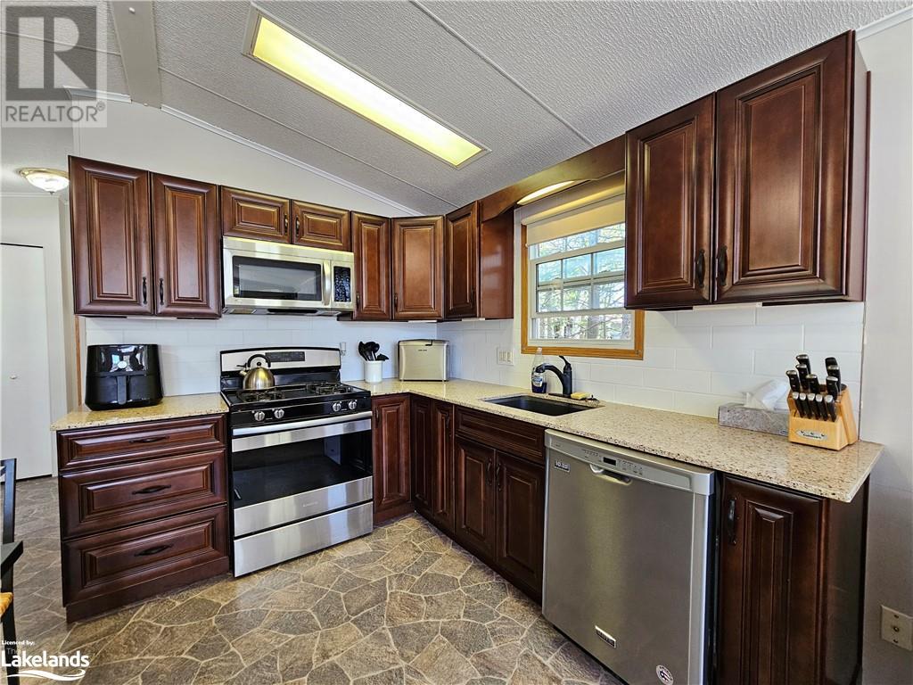 19 Topaz Street, Wasaga Beach, Ontario  L9Z 1X7 - Photo 6 - 40588353