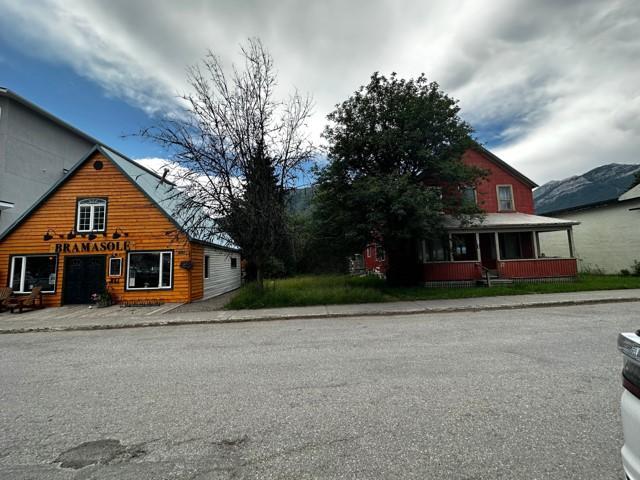 861 7th Avenue, Fernie, British Columbia  V0B 1M0 - Photo 3 - 2476949