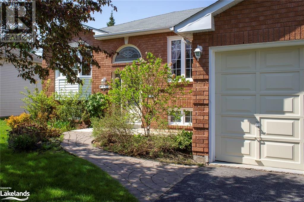 12 Evergreen Crescent, Wasaga Beach, Ontario L9Z 1B6 (26904837