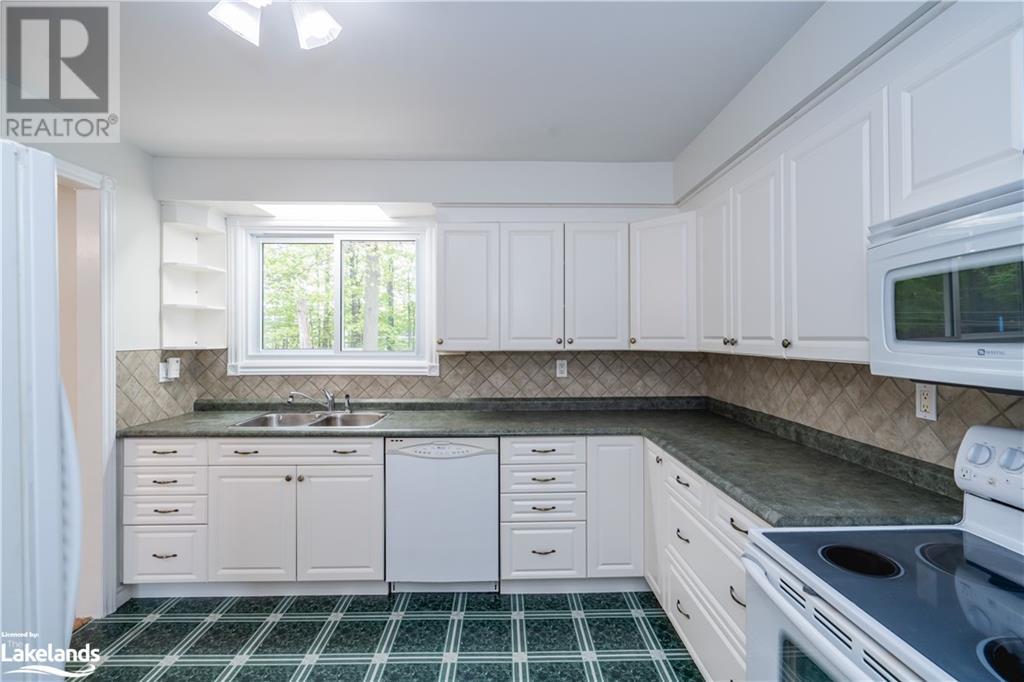 5 Dufferin Street, Penetanguishene, Ontario  L9M 1H2 - Photo 3 - 40589255