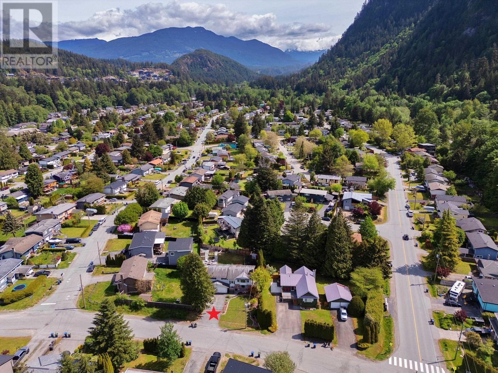 1801 Cedar Drive, Squamish, British Columbia  V8B 0X5 - Photo 3 - R2884088
