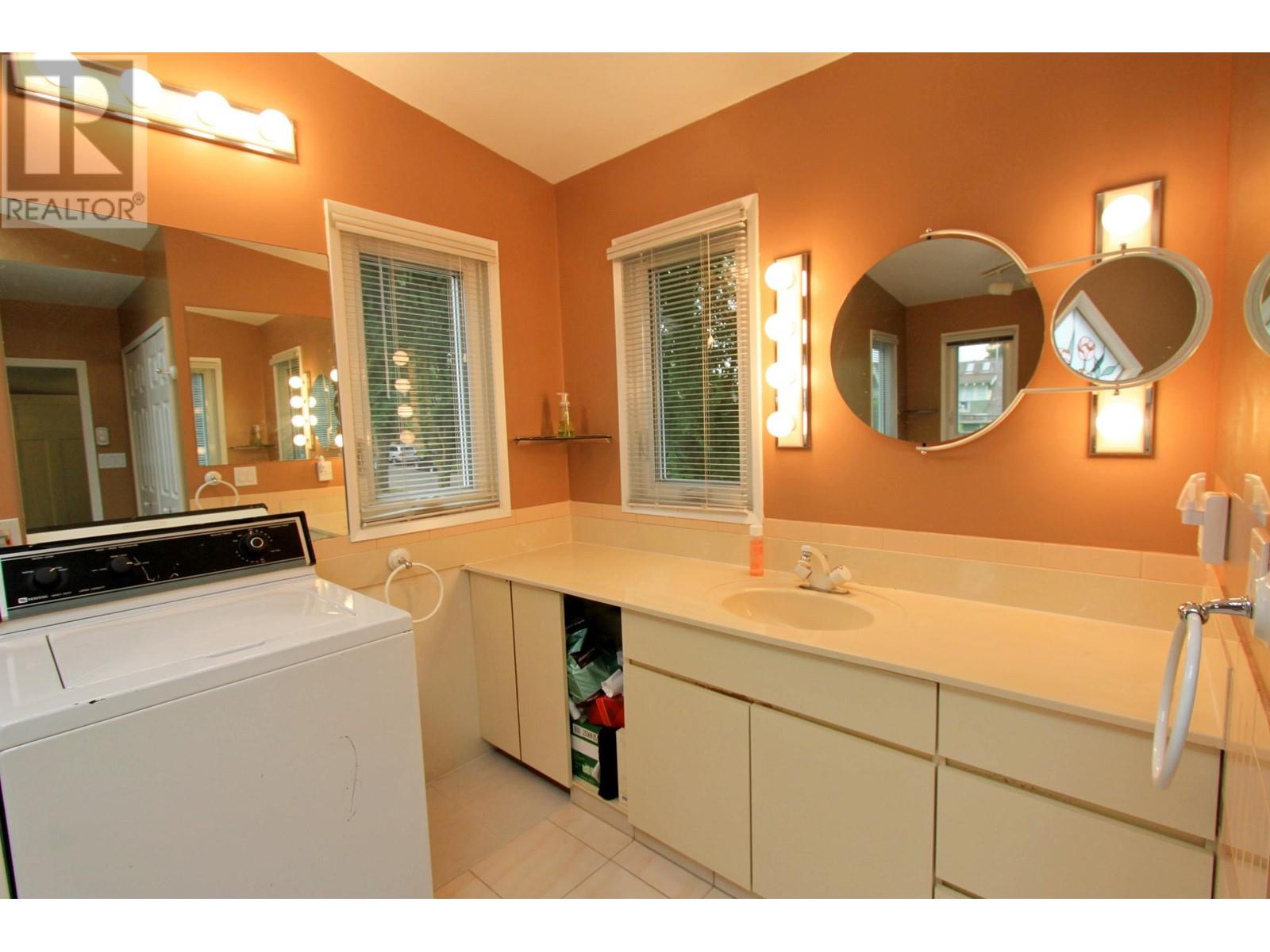 Listing Picture 12 of 17 : 4293 W 13TH AVENUE, Vancouver / 溫哥華 - 魯藝地產 Yvonne Lu Group - MLS Medallion Club Member