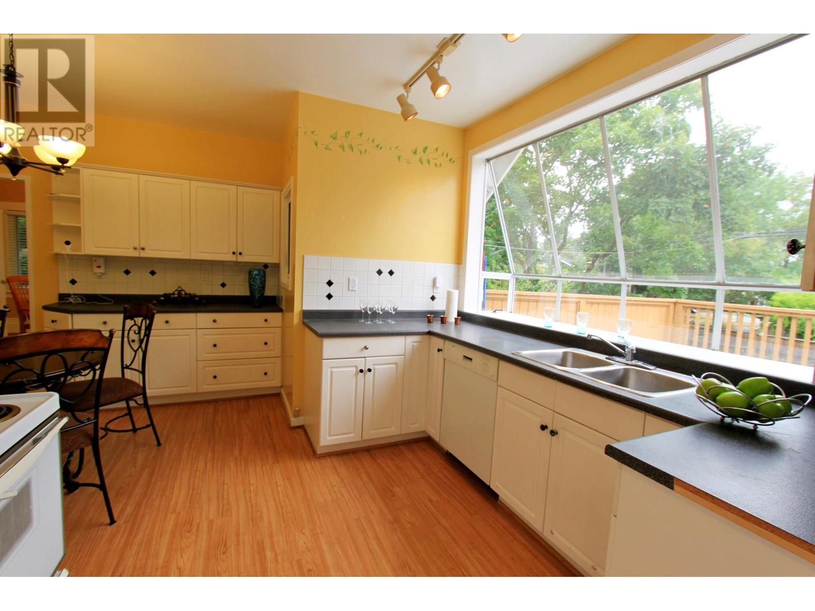 Listing Picture 6 of 17 : 4293 W 13TH AVENUE, Vancouver / 溫哥華 - 魯藝地產 Yvonne Lu Group - MLS Medallion Club Member