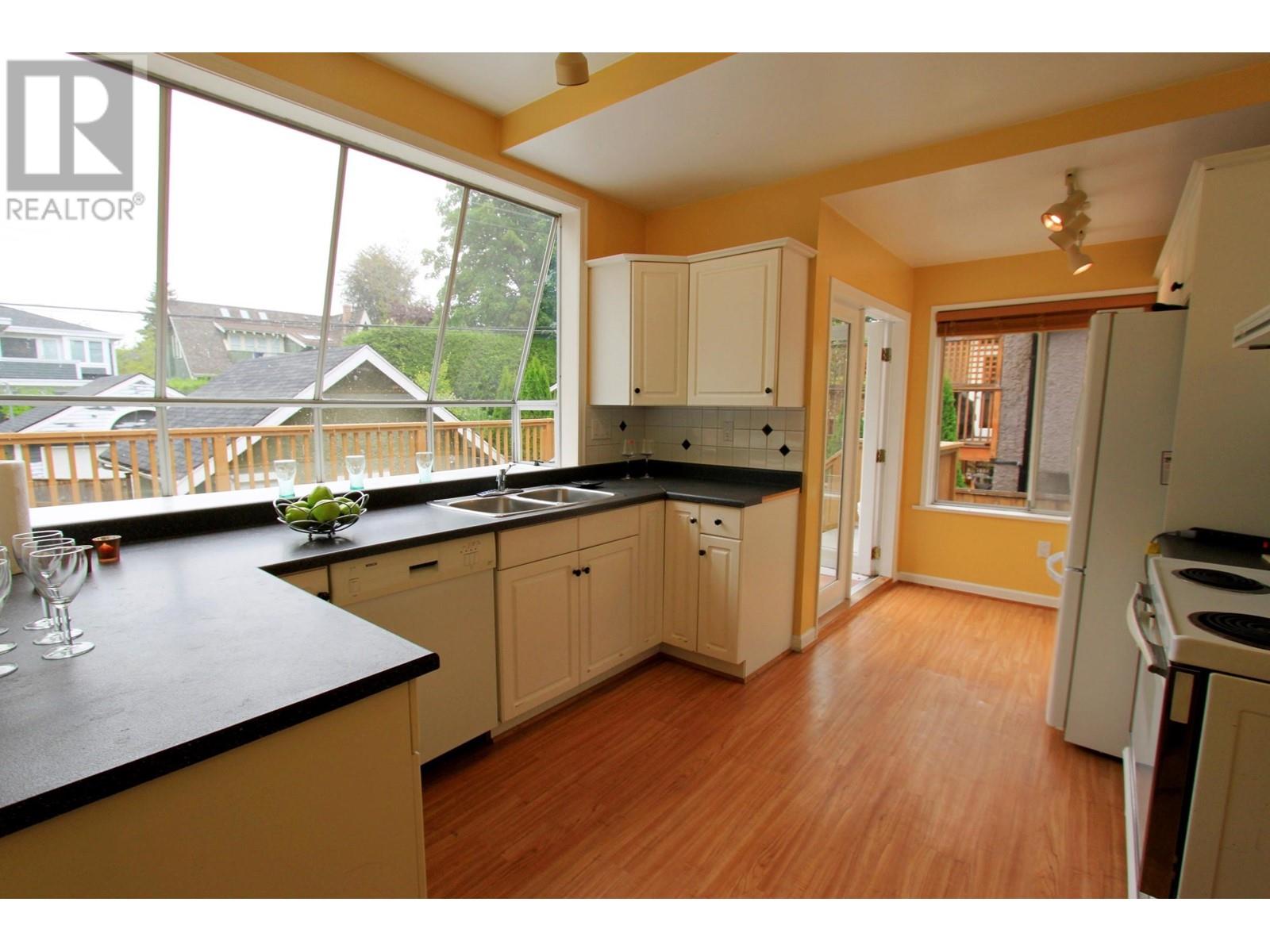 Listing Picture 5 of 17 : 4293 W 13TH AVENUE, Vancouver / 溫哥華 - 魯藝地產 Yvonne Lu Group - MLS Medallion Club Member