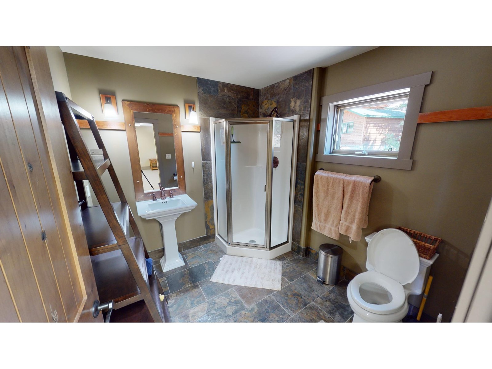 4930 Highway 93, Radium Hot Springs, British Columbia  V0A 1M0 - Photo 14 - 2477066