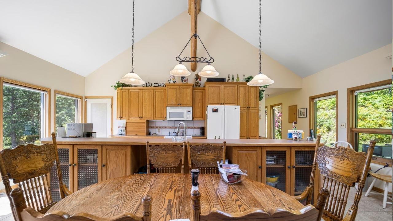 16749 Crawford Creek Road, Crawford Bay, British Columbia  V0B 1E0 - Photo 11 - 2477065