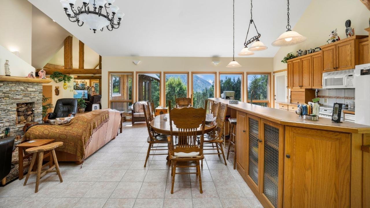16749 Crawford Creek Road, Crawford Bay, British Columbia  V0B 1E0 - Photo 6 - 2477065