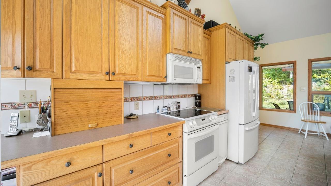 16749 Crawford Creek Road, Crawford Bay, British Columbia  V0B 1E0 - Photo 10 - 2477065