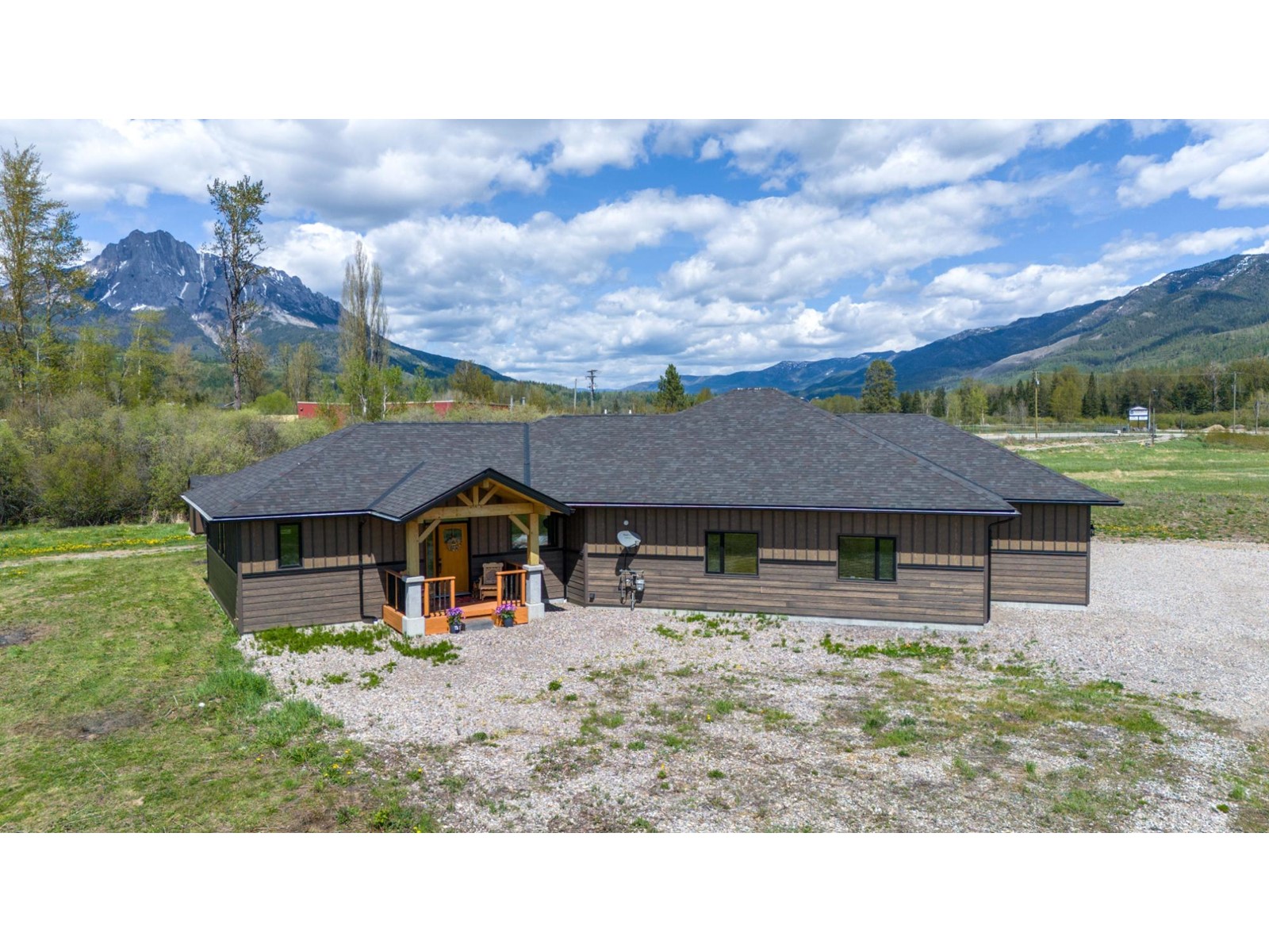 6385 Highway 3, Fernie, British Columbia  V0B 1M0 - Photo 5 - 2477109