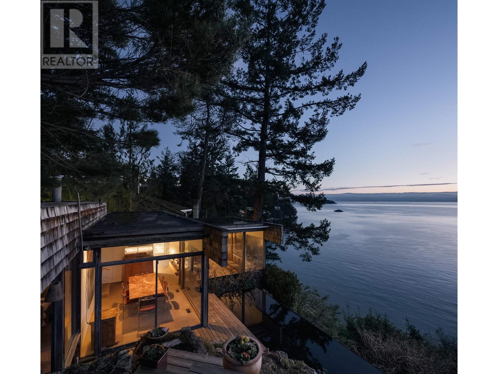 6664 Marine Drive, West Vancouver, British Columbia  V7W 2S9 - Photo 2 - R2885083