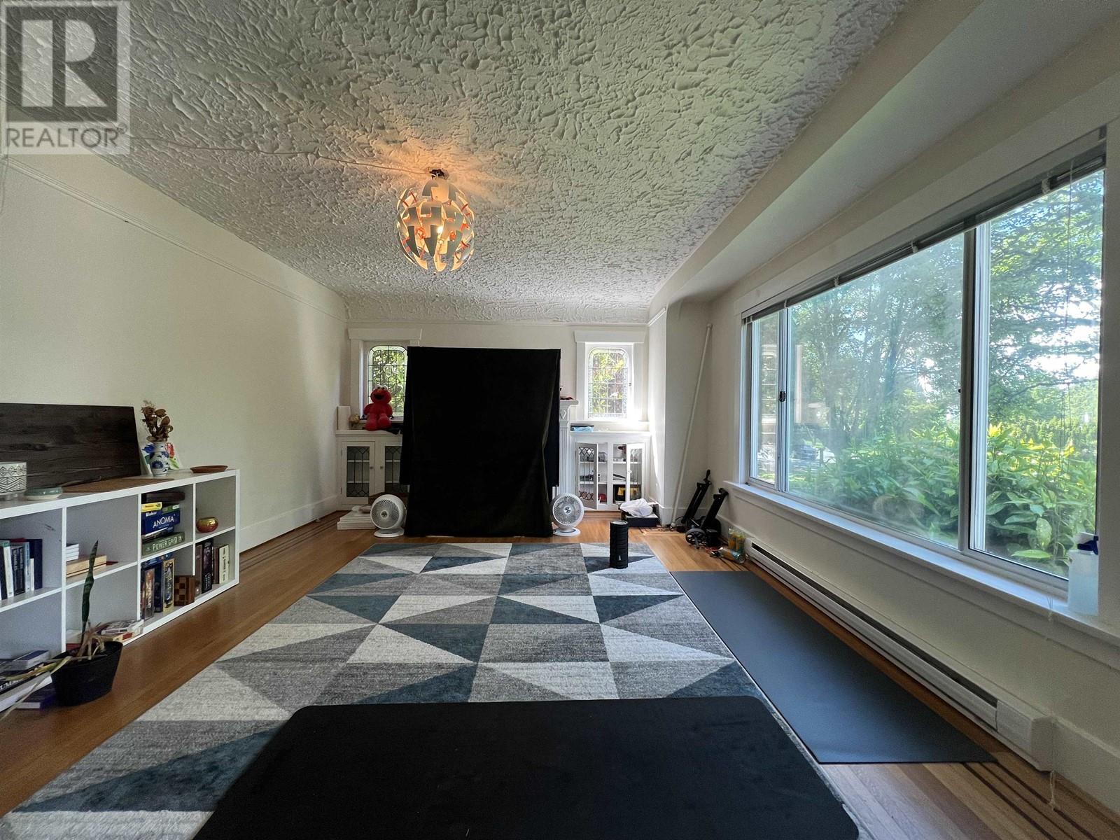 Listing Picture 2 of 19 : 2146 W 33RD AVENUE, Vancouver / 溫哥華 - 魯藝地產 Yvonne Lu Group - MLS Medallion Club Member